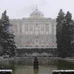 Imagen del Palacio Real de Madrid durante la nevada de hoy.
