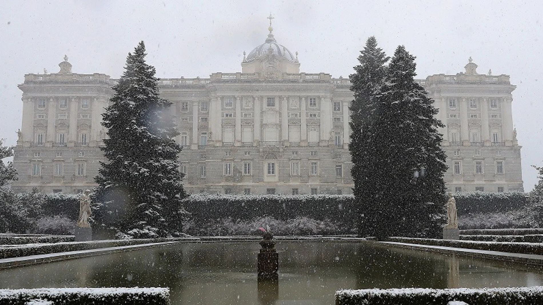 Imagen del Palacio Real de Madrid durante la nevada de hoy.