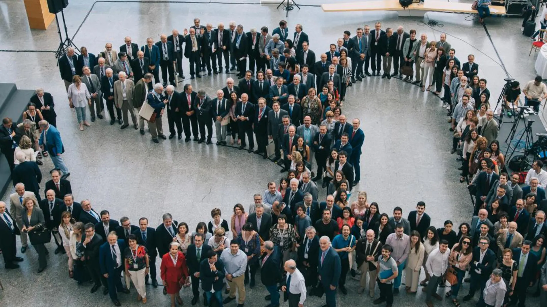 Los jurados de los Premios Jaume I, entre ellos 18 Premios Nobel, posaron tras la lectura del manifiesto en el treinta aniversario de estos galardones (KIKE TABERNER)