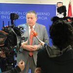 El delegado del Gobierno en la Región, Francisco Bernabé, anunció ayer el despliegue de efectivos policiales para garantizar la seguridad ciudadana en las vías de Santiago el Mayor