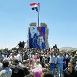 Cientos de sirios celebran ayer la conquista de la ciudad de Quneitra, símbolo de la resistencia contra Israel