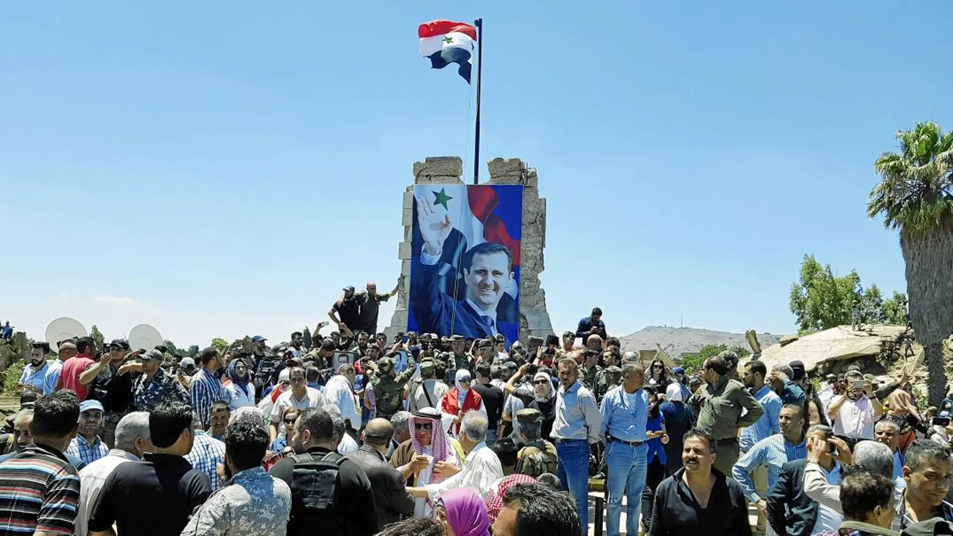 Cientos de sirios celebran ayer la conquista de la ciudad de Quneitra, símbolo de la resistencia contra Israel