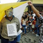 Un manifestante porta una máscara que representa a Ortega durante la celebración de la denominada «Marcha de la burla», el sábado / Efe