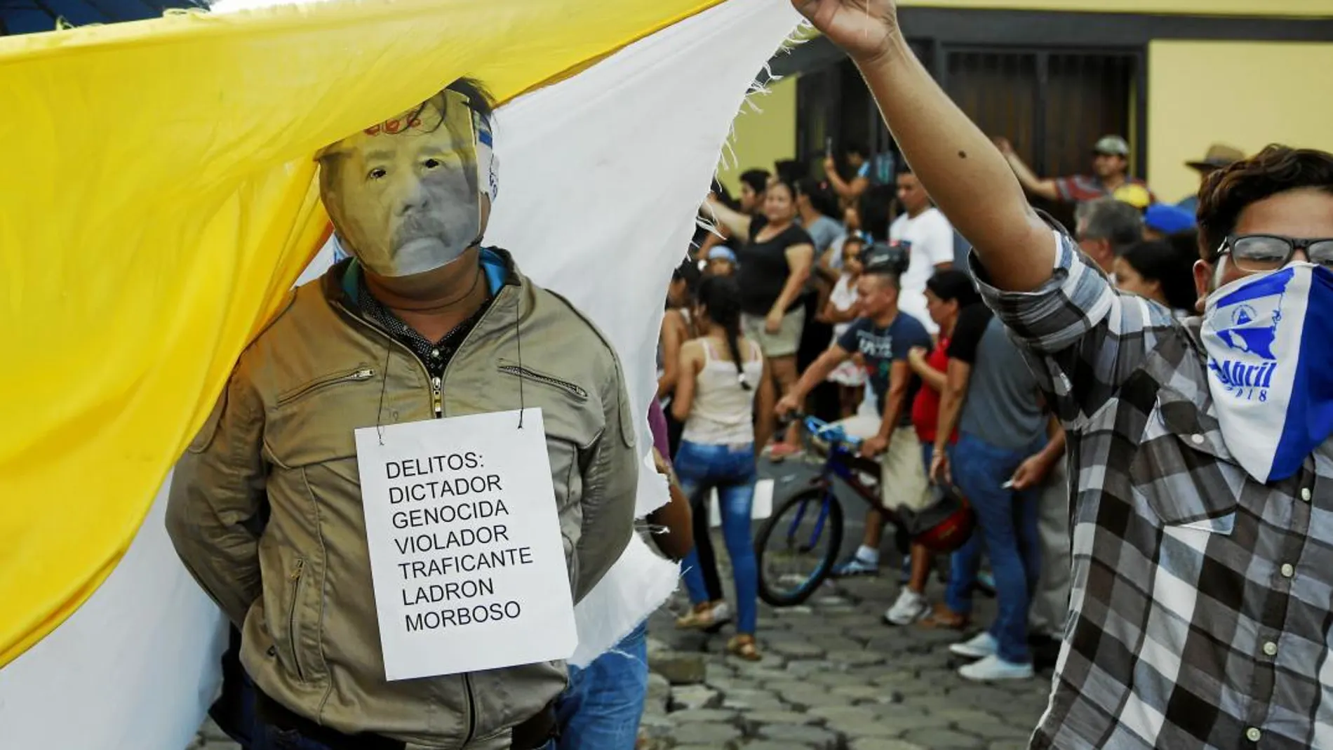 Un manifestante porta una máscara que representa a Ortega durante la celebración de la denominada «Marcha de la burla», el sábado / Efe