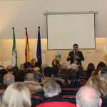 El alcalde se dirige a los representantes de las asociaciones de Sevilla Este en el encuentro del pasado martes