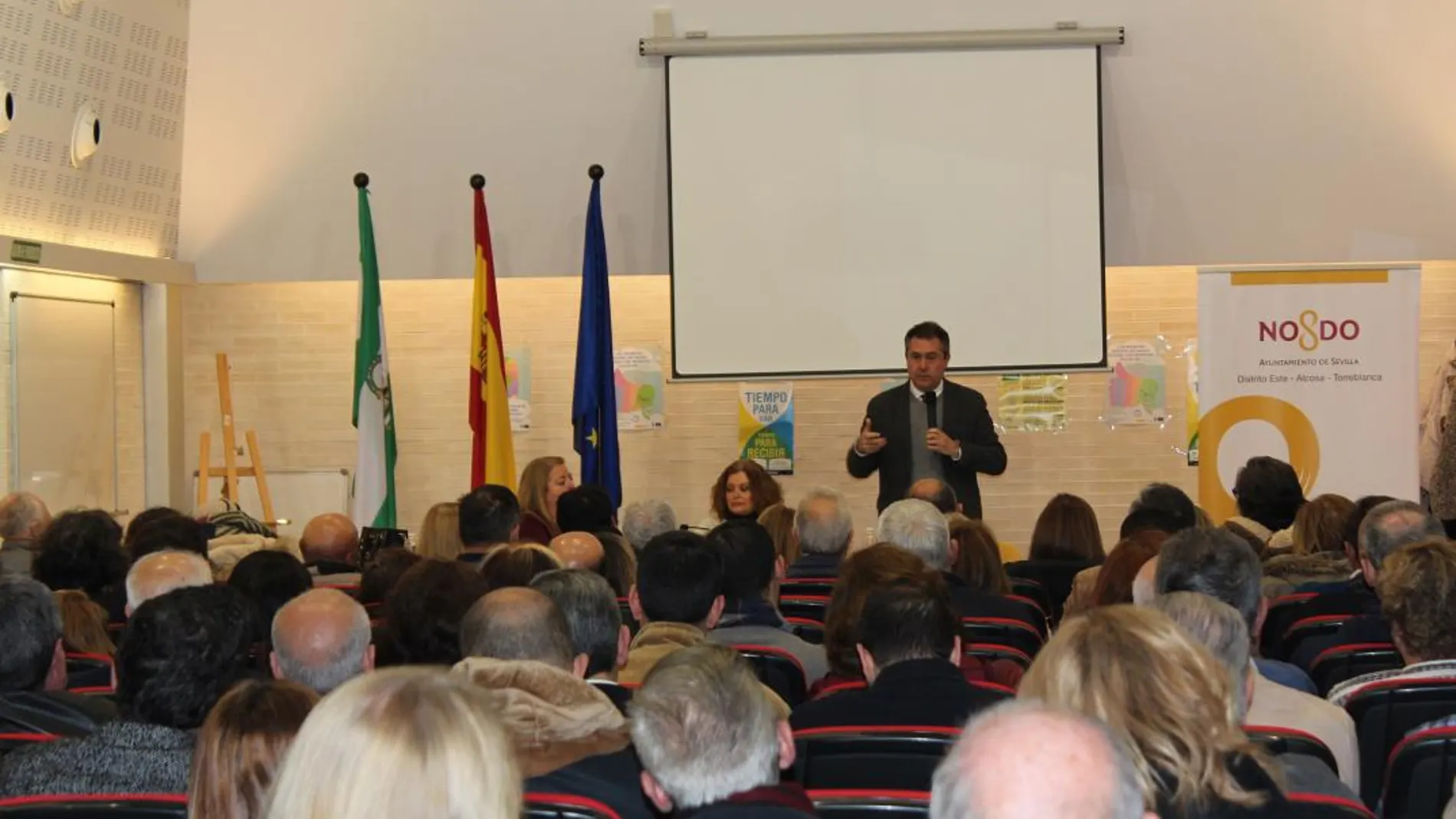 El alcalde se dirige a los representantes de las asociaciones de Sevilla Este en el encuentro del pasado martes