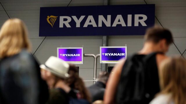 Viajeros esperando en la fila de Ryanair