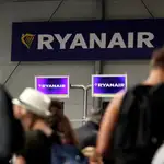 Viajeros esperando en la fila de Ryanair