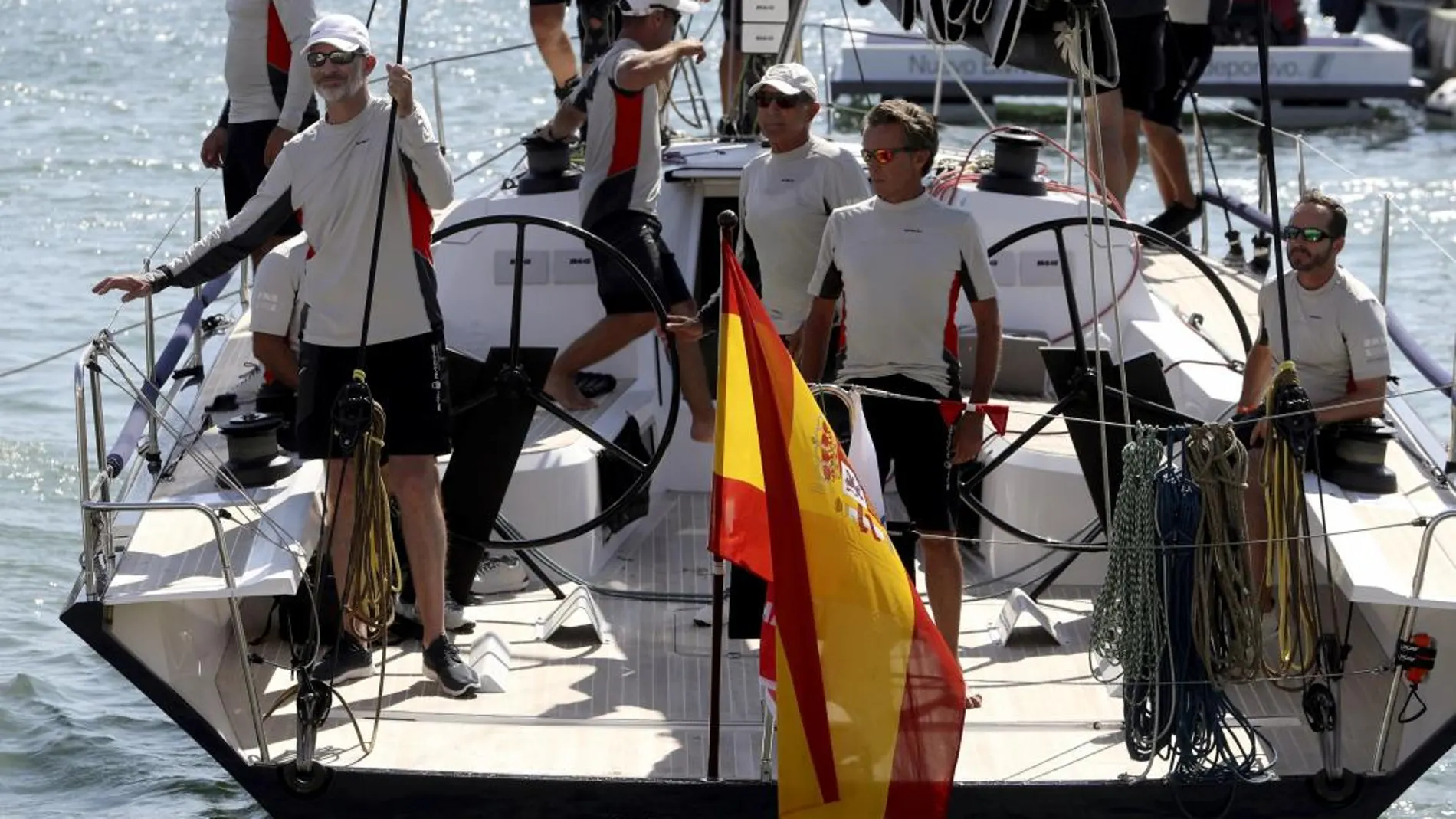 Felipe VI (i) a bordo del "Aifos 500"a su llegada al puerto de Palma tras participar en la primera jornada de la 37 Edición de la Copa del Rey Mapfre de vela. EFE/Ballesteros