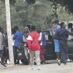 Un grupo de inmigrantes aguarda en las cercanías del Centro de Estancia Temporal de Inmigrantes, totalmente colapsado tras el asalto del pasado jueves
