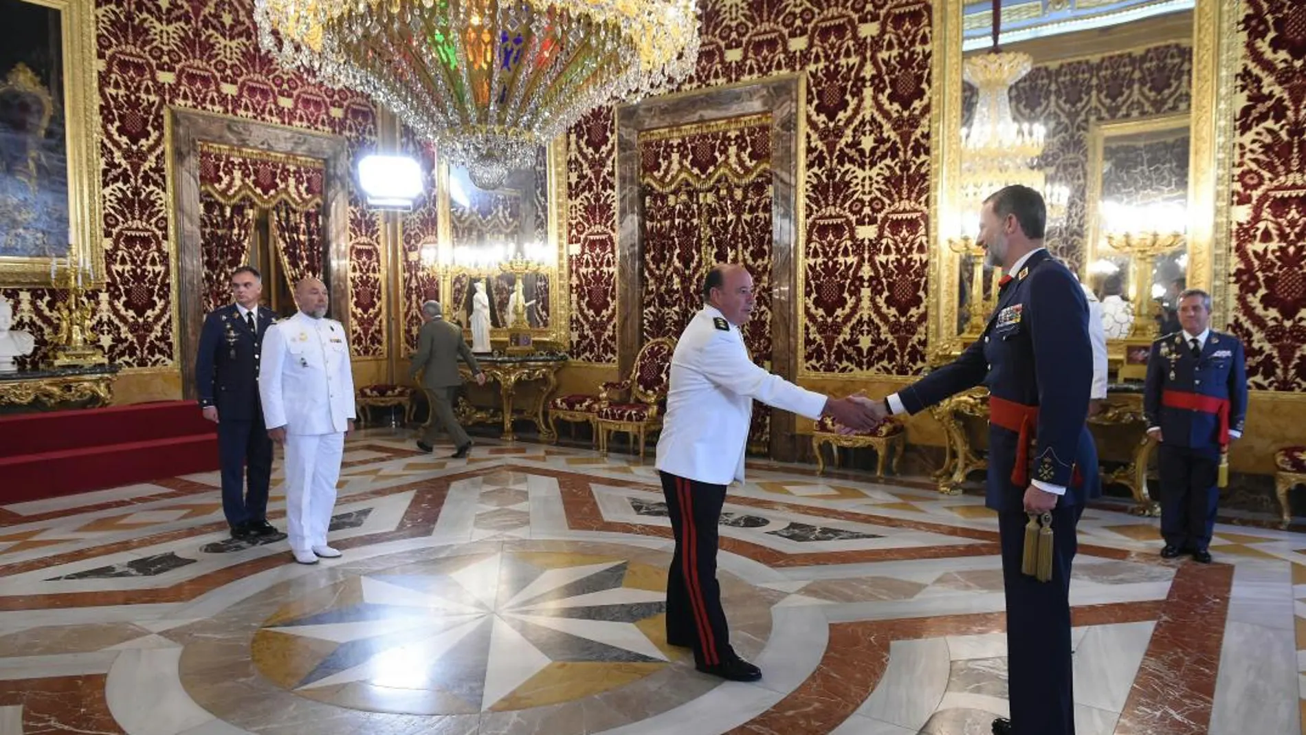 El Rey Felipe VI, durante la audiencia a una comisión del XVII Curso de Altos Estudios Estratégicos para Oficiales Superiores Iberoamericanos, esta mañana en el Palacio Real en Madrid. EFE/Fernando Villar