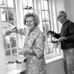 Margaret Thatcher, pintando con su marido Denis su casa de Kent en el otoño de 1975