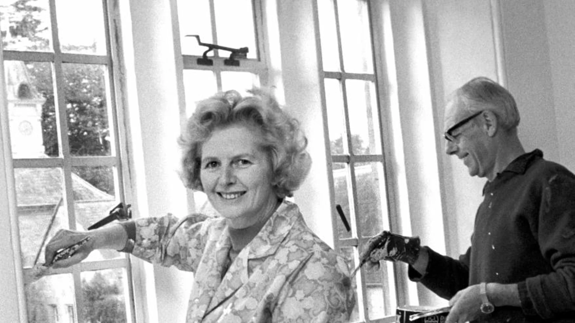 Margaret Thatcher, pintando con su marido Denis su casa de Kent en el otoño de 1975