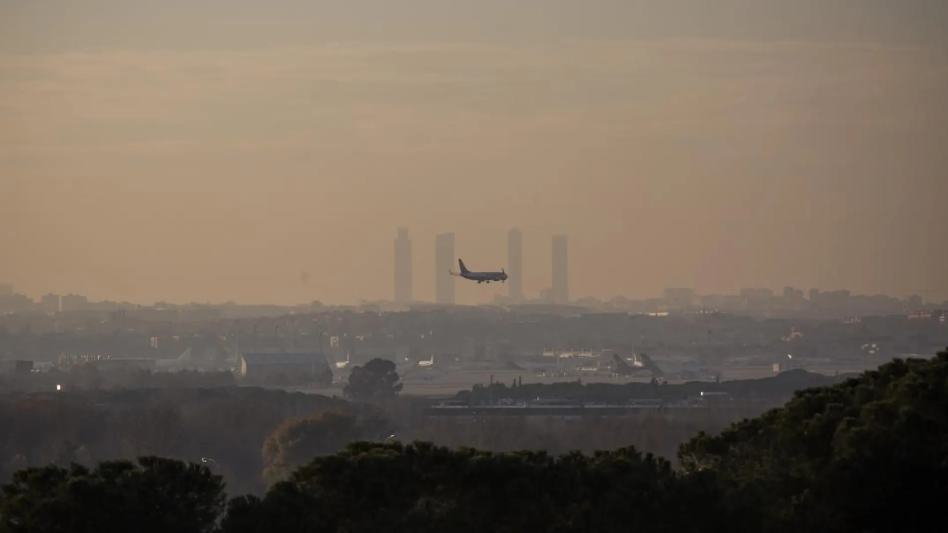 El cielo de Madrid bajo su célebre «boina» de contaminación