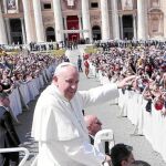 El Papa, ayer, saludando a los fieles en la plaza de San Pedro