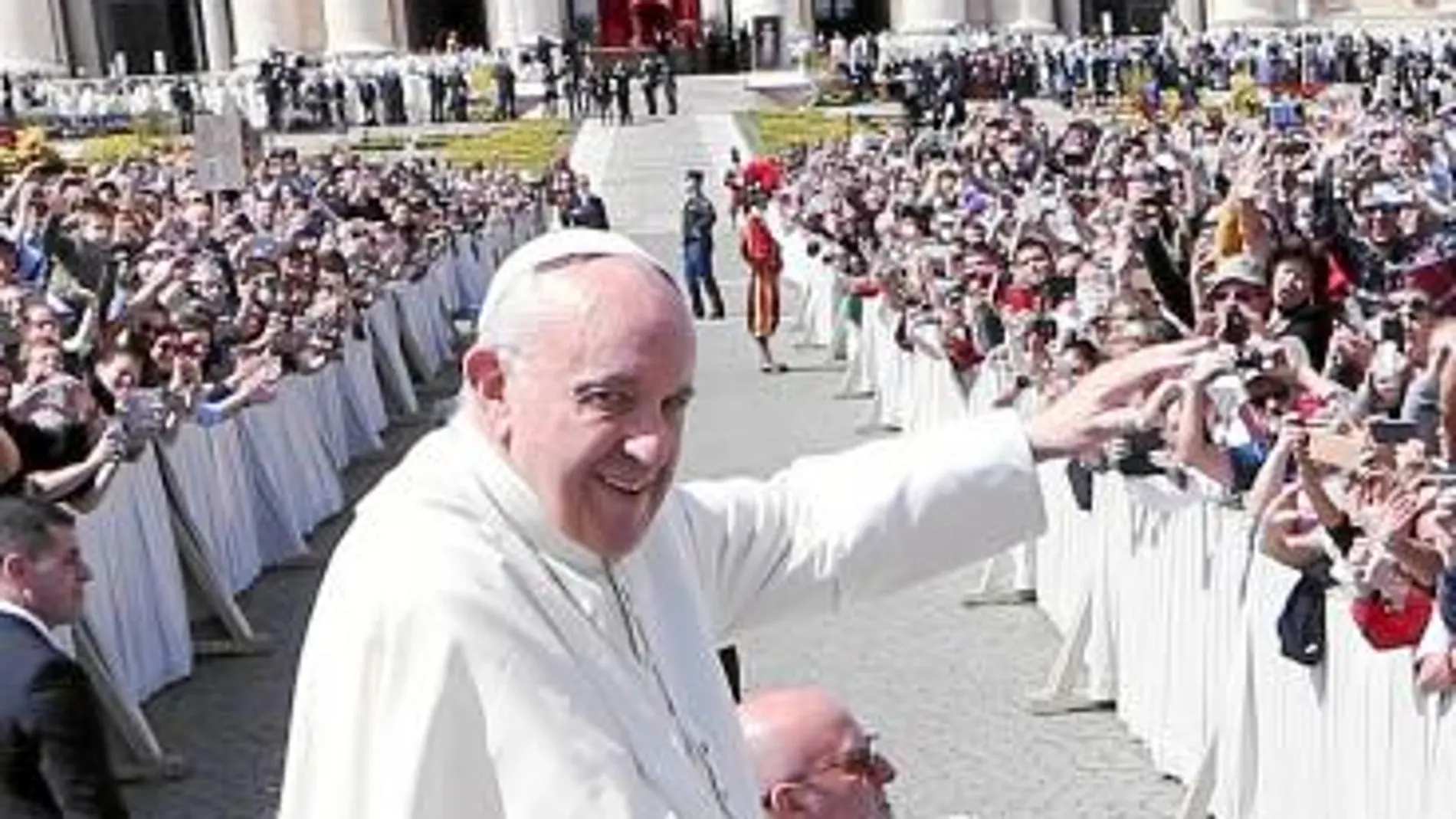 El Papa, ayer, saludando a los fieles en la plaza de San Pedro