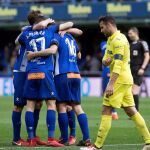 Los Jugadores del Alavés celebran la victoria contra el Villareal tras el partido de la vigesimotercera jornada de Liga de Primera División