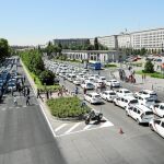 Cientos de taxis colapsaron ayer el Paseo de la Castellana de Madrid, en una nueva jornada de huelga del sector contra los VTC de Uber y Cabify / Rubén Mondelo
