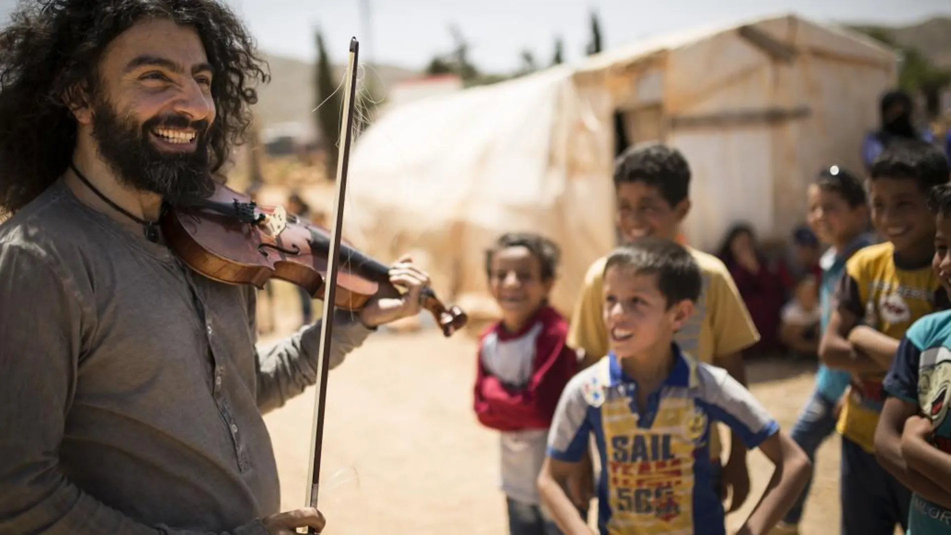 El violinista durante su visita a un campo de refugiados