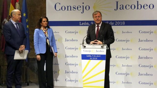 El alcalde de León, Antonio Silván, da la bienvenida a los participantes en el Pleno del Consejo Jacobeo, junto a la consejera María Josefa García Cirac y el secretario de Estado de Cultura, Fernando Benzo