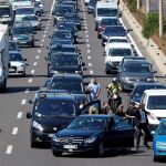 Cientos de taxistas participaron en la marcha lenta desde al aeropuerto de El Prat hasta el puerto de Barcelona. Foto: Efe