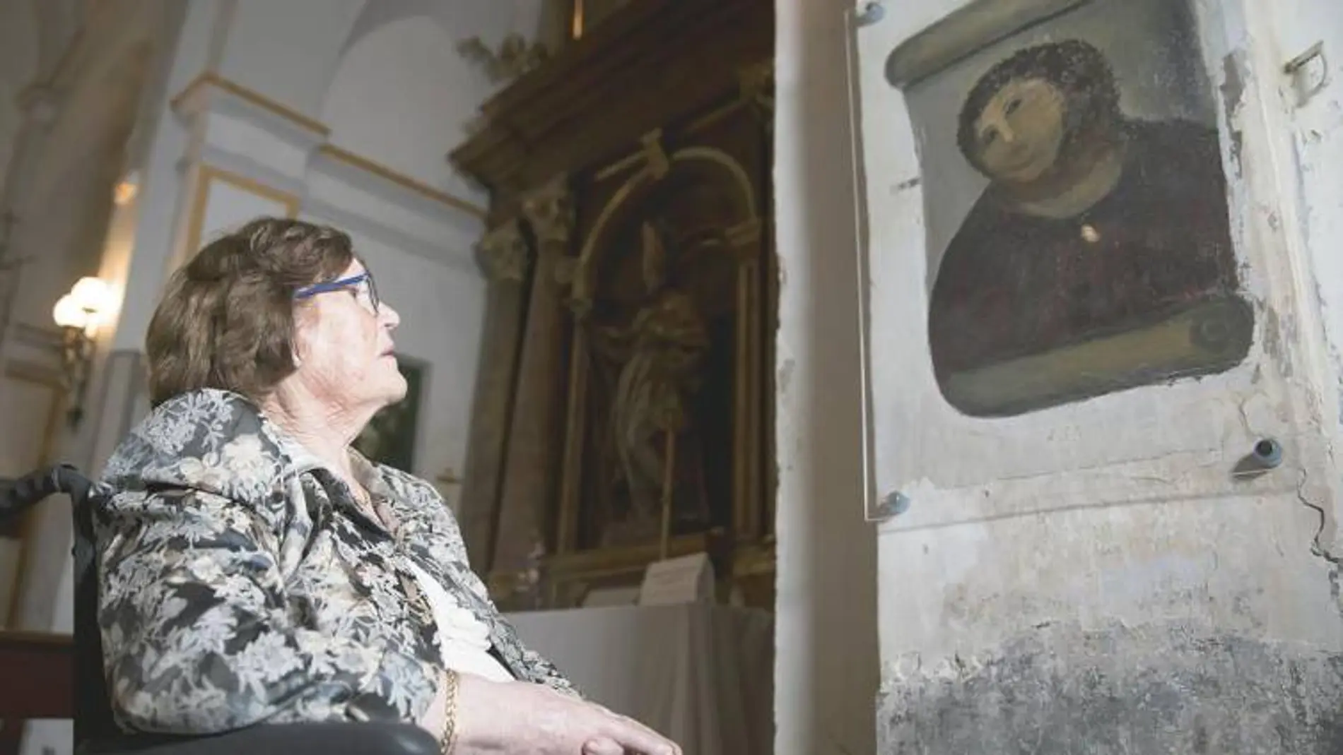 Celia Giménez posa ante el Ecce Homo en el Santuario de la Misericordia de Borja. / Foto: Luis Díaz