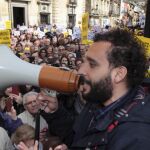 El médico conocico como Spiriman, en una protesta