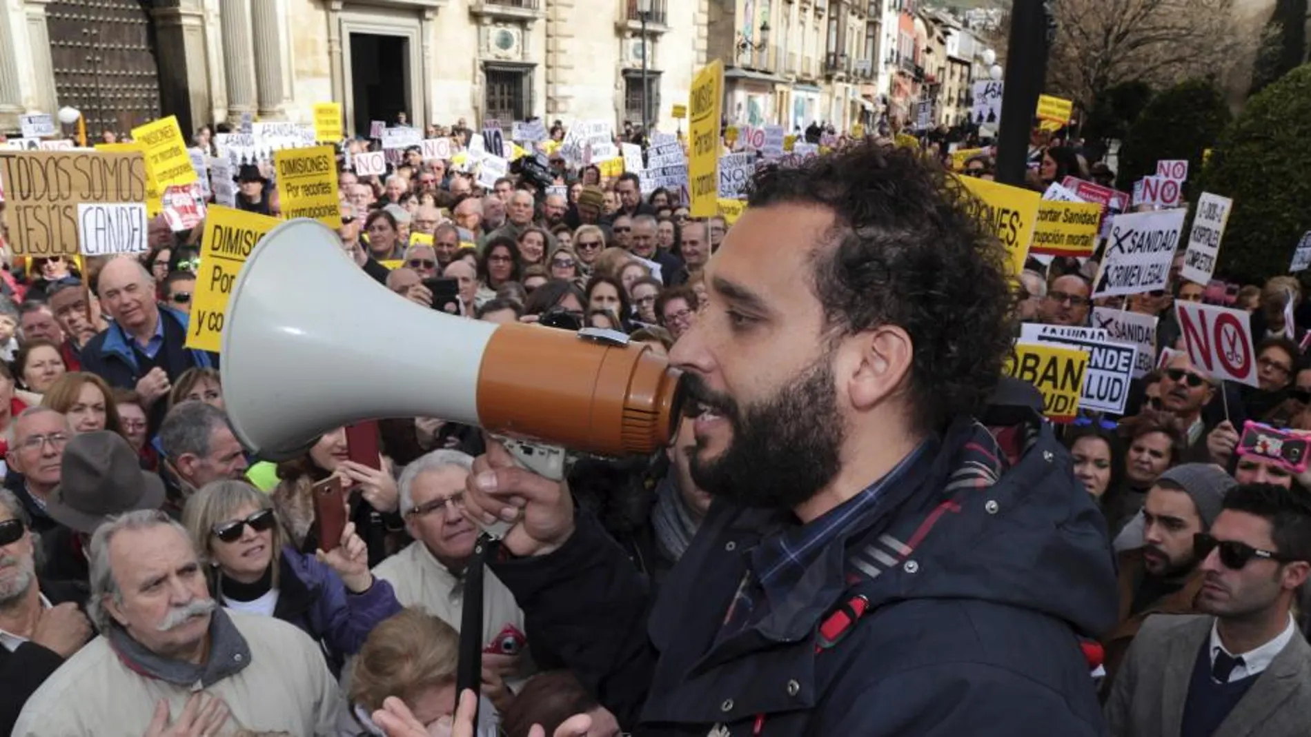 El médico conocico como Spiriman, en una protesta