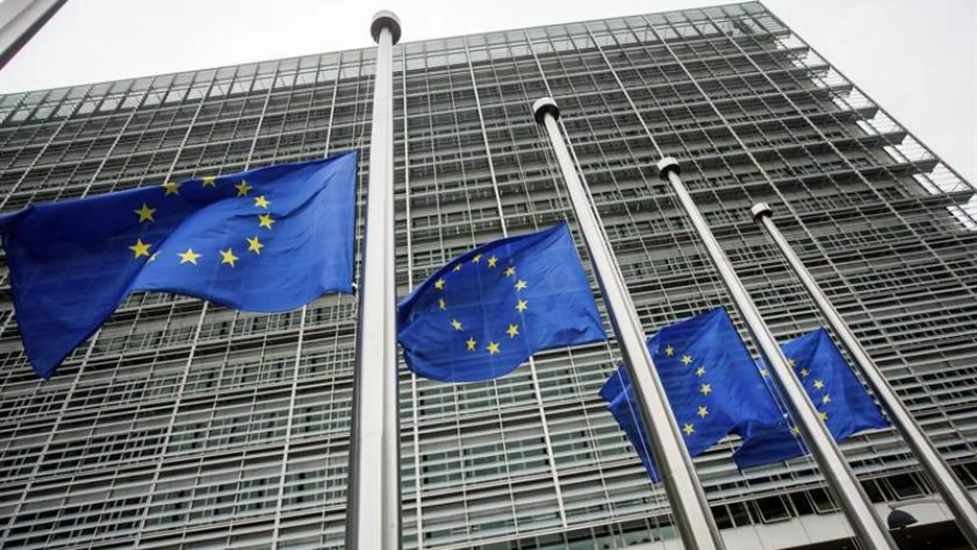 Banderas de la Unión Europea frente a la sede de la Comisión Europea
