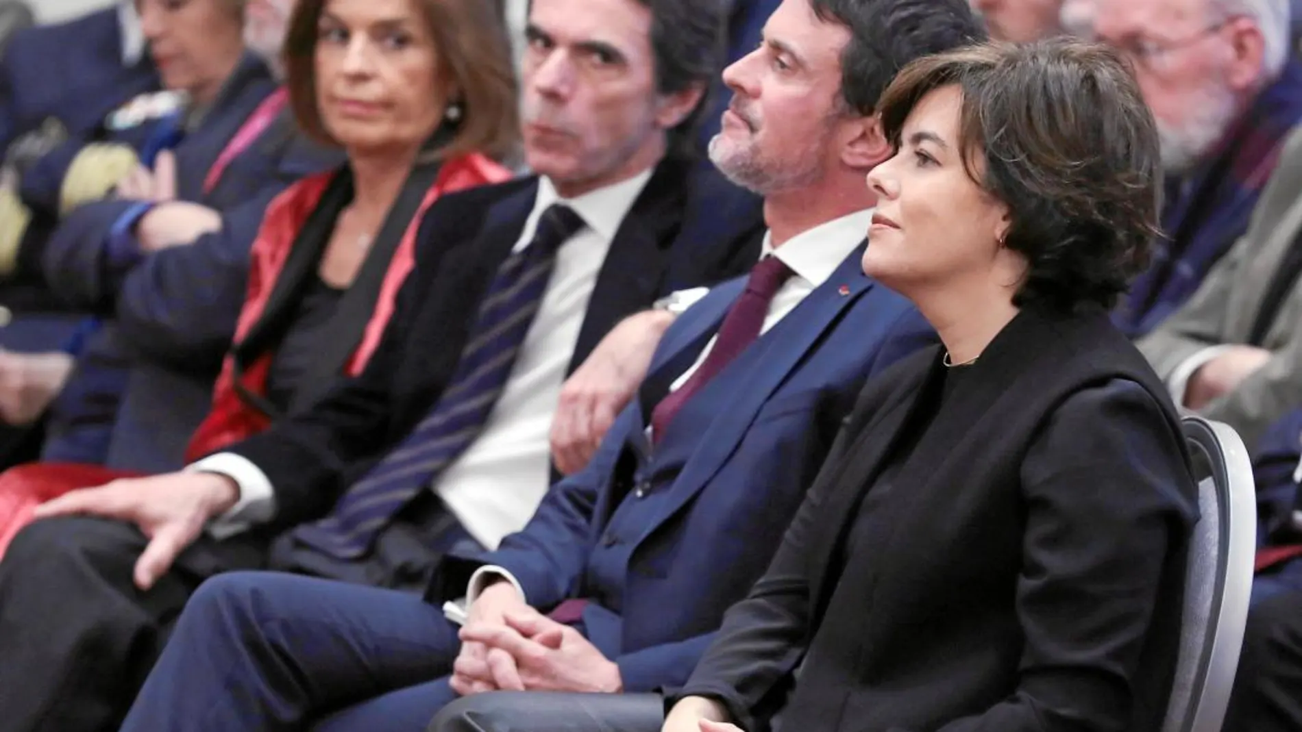 El ex presidente del Gobierno, José María Aznar, y su mujer, Ana Botella, junto a Manuel Valls y Soraya Saénz de Santamaría en el premio Gregorio Ordóñez 2017