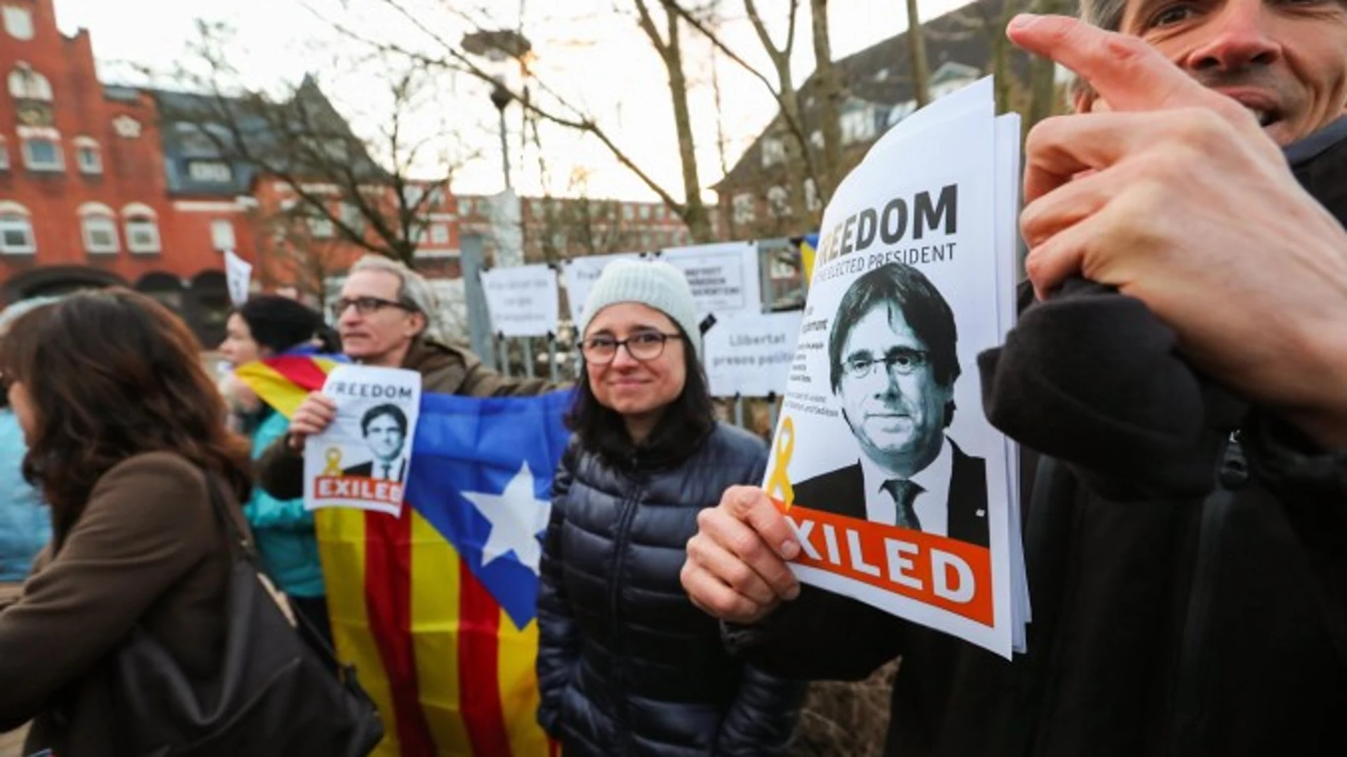 Protesta independentista frente a la prisión alemana de Neumünster, donde fue enviado Carles Puigdemont tras ser detenido