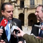 Mario Amilivia atiende a la prensa en compañía del andaluz Juan Cano