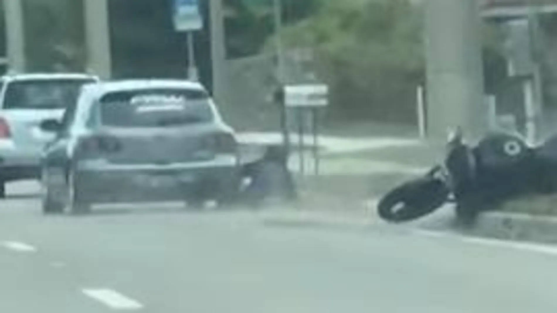 Instante en que el conductor de la motocicleta cae sobre el asfalto tras ser embestido por un Mazda 3