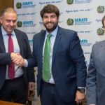 El jefe del Consejo de Gobierno, Fernando López Miras (centro), dio la mano ayer al presidente del Sindicato de regantes (Scrats), Lucas Jiménez, en Alicante, en una reunión en la que también estuvo presente el consejero de Agua, Agricultura, Ganadería y Pesca, Francisco Jódar (dcha.)