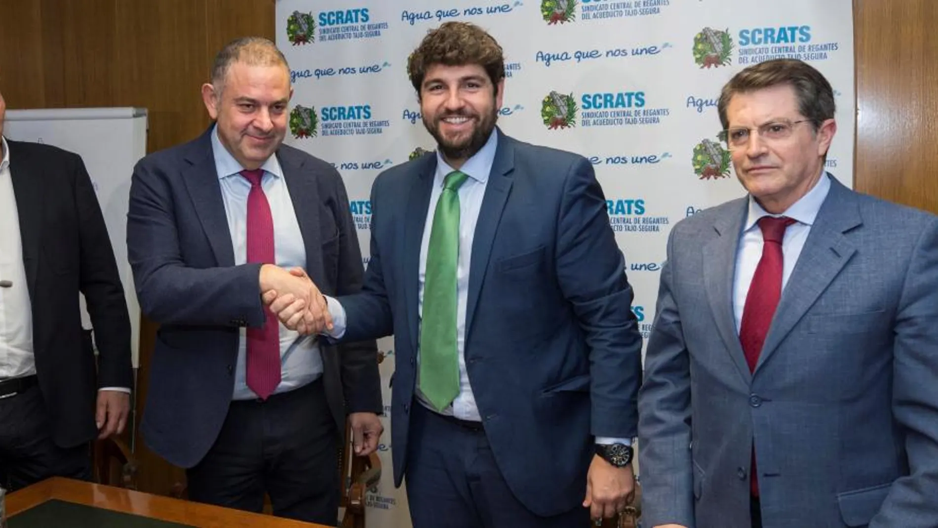 El jefe del Consejo de Gobierno, Fernando López Miras (centro), dio la mano ayer al presidente del Sindicato de regantes (Scrats), Lucas Jiménez, en Alicante, en una reunión en la que también estuvo presente el consejero de Agua, Agricultura, Ganadería y Pesca, Francisco Jódar (dcha.)