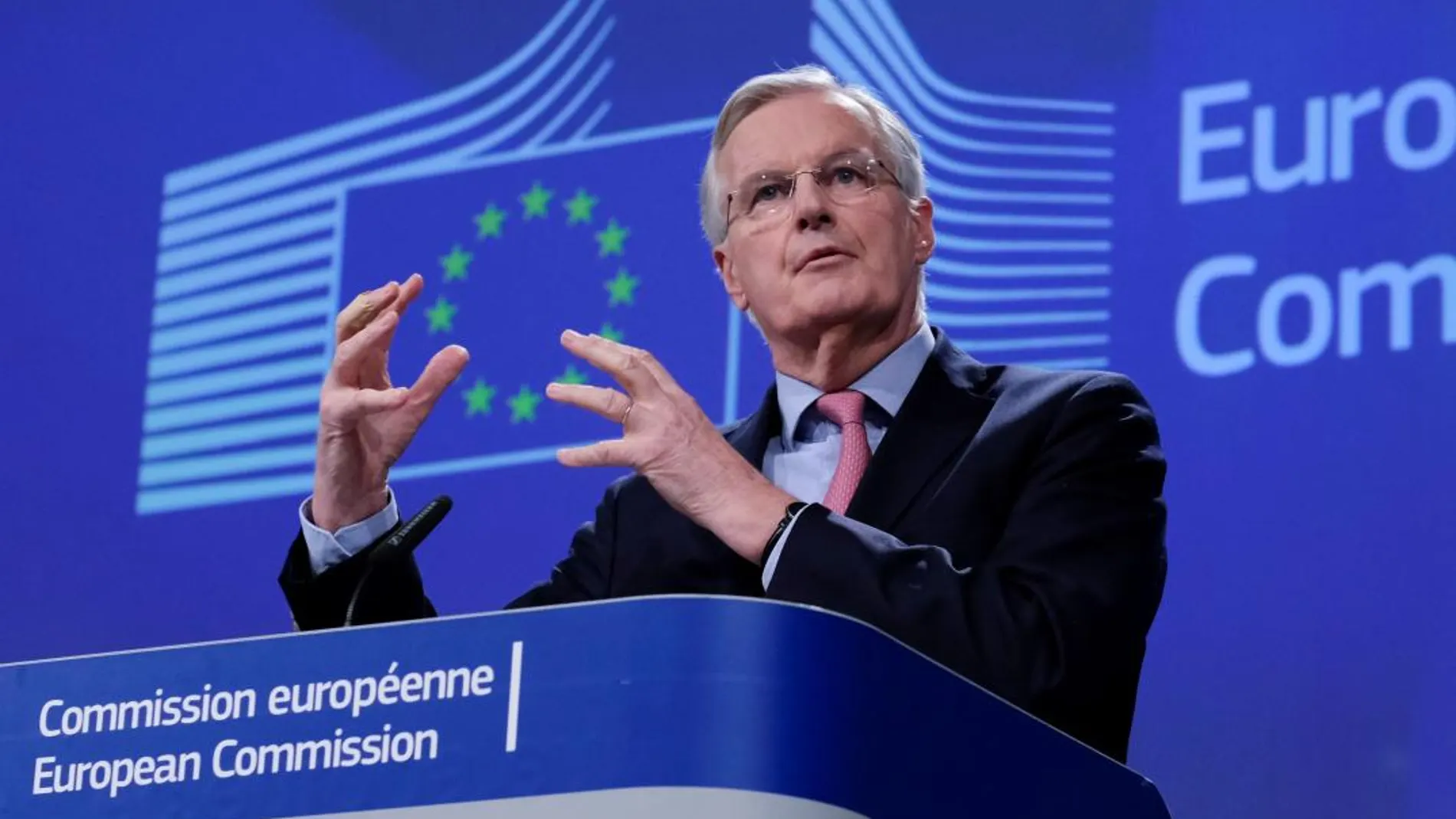 El negociador jefe de la Unión Europea para el "brexit", Michel Barnier, da una rueda de prensa tras finalizar una ronda de negociaciones sobre el "brexit"en la Comisión Europea