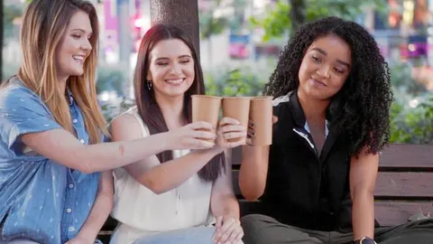Sutton (Meghann Fahy), Jane (Katie Stevens) y Kat (Aisha Dee), protagonistas de «The Bold Type»