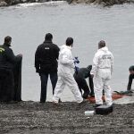 La Guardia Civil recupera el cadáver de un inmigrante en la playa del Tarajal de Ceuta en una imagen de archivo