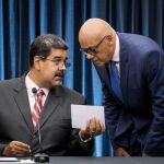 El presidente de Venezuela, Nicolás Maduro (i), conversa con el exministro Jorge Rodríguez en una reunión en Caracas