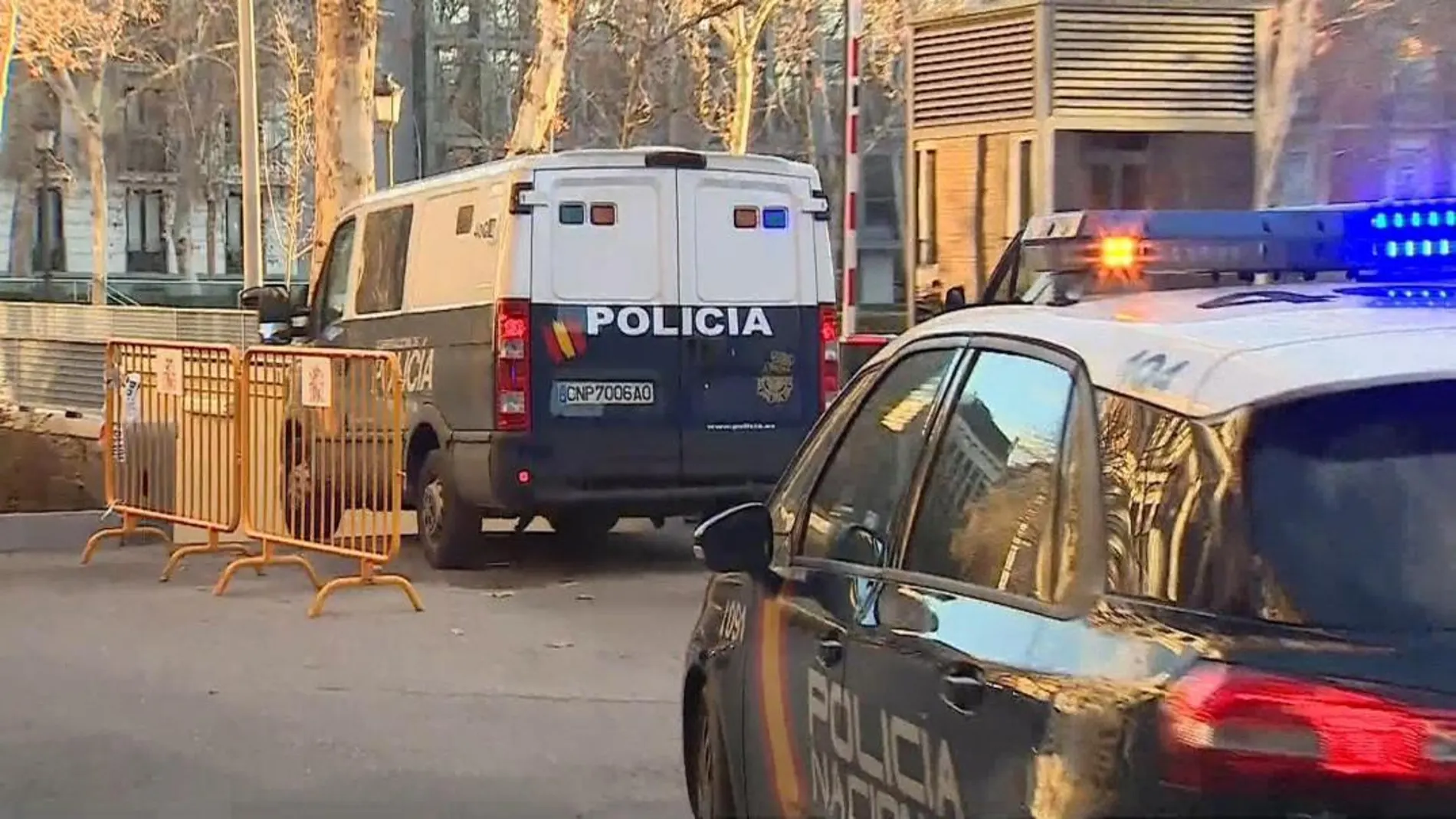 Vista del furgón policial en el que ha sido trasladado Sito Miñanco para declara en la Audiencia Nacional