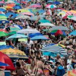 Los turistas buscarán el agua de las playas para intentar sobrellevar las altas temperaturas/ Efe