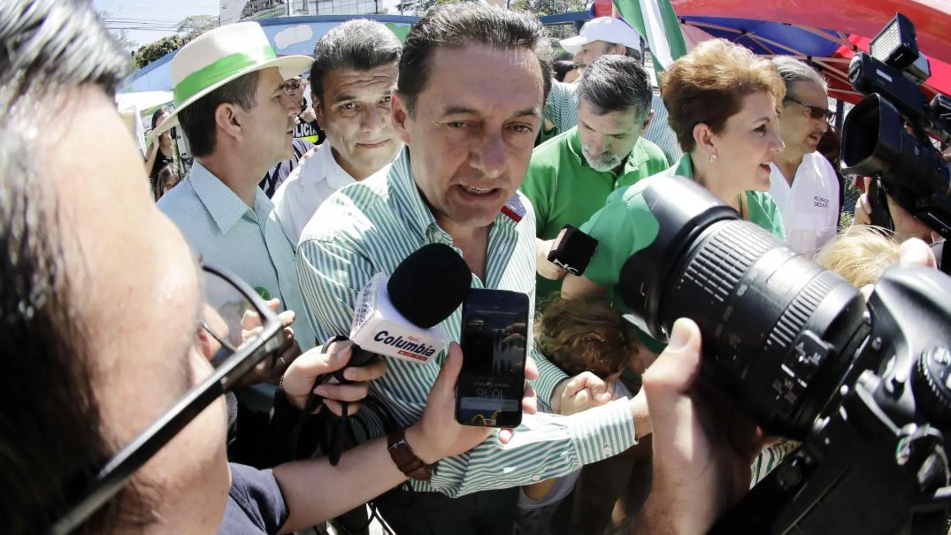 El candidato presidencial Antonio Alvarez Desanti habla con la prensa tras votar hoy