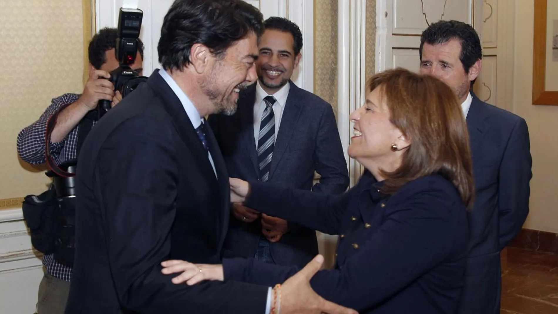 La presidenta del PP, Isabel Bonig, se reunió ayer en Alicante con el nuevo alcalde, Luis Barcala. Al encuentro, acudió la plana mayor del PPCV. El presidente del PP de Alicante, José Císcar no faltó a la cita. Todo fueron felicitaciones y abrazos