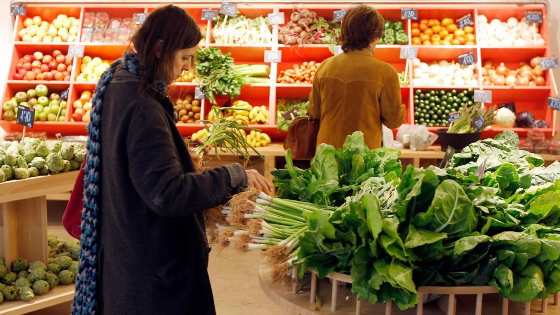 Siete de cada diez españoles ya incluyen en su dieta productos ecológicos. Así, el 57,6 por ciento asegura consumirlos varias veces por semana de los que tan sólo un 17,1 por ciento lo haría a diario