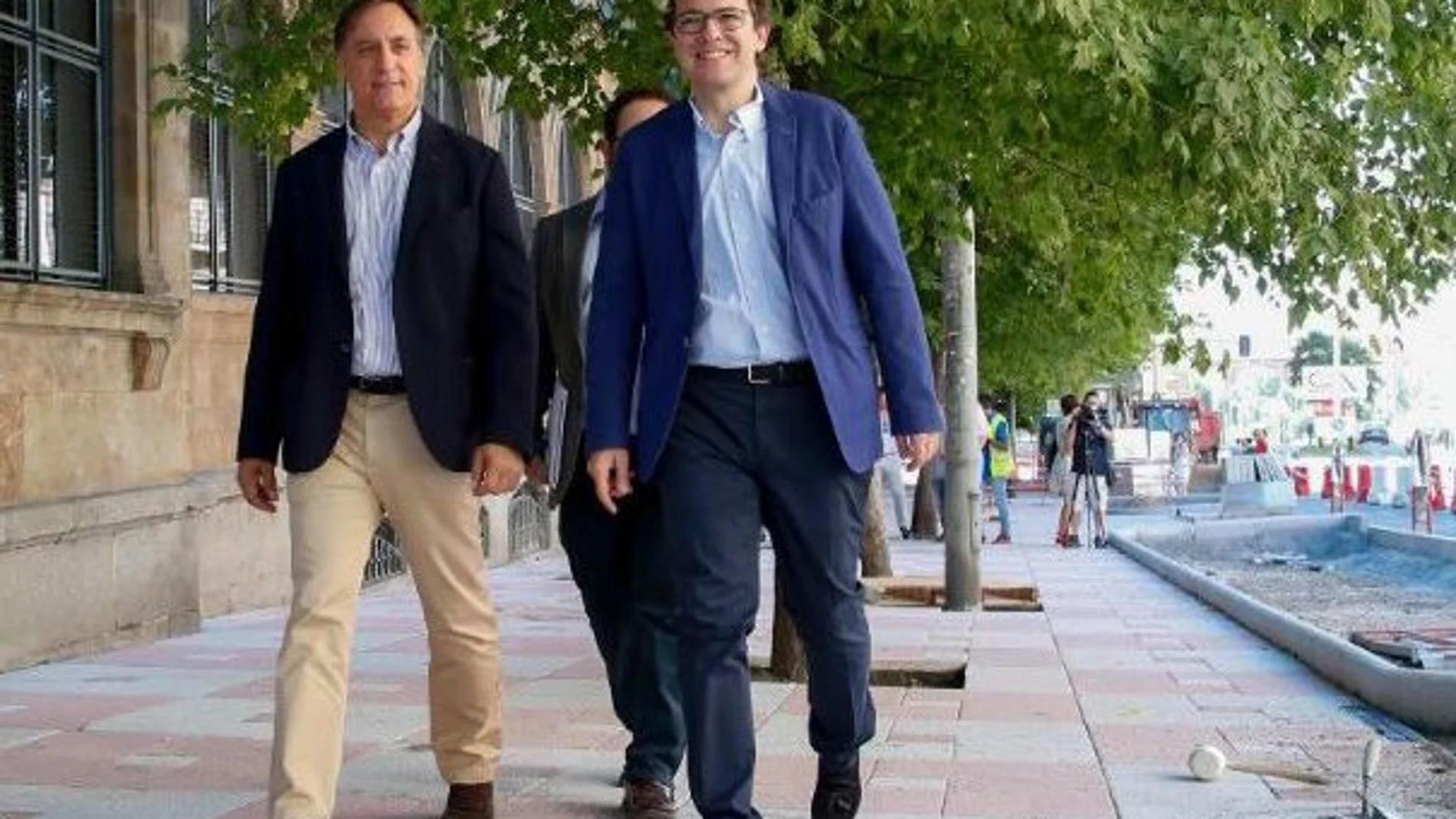 El presidente del Partido Popular de Castilla y León y alcalde de Salamanca, Alfonso Fernández Mañueco, visita las obras del Paseo de Canalejas, donde realizó el anuncio