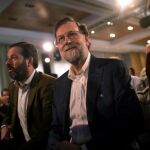 El presidente del Gobierno, Mariano Rajoy, junto a el presidente del PP de Córdoba, Adolfo Molina (i).