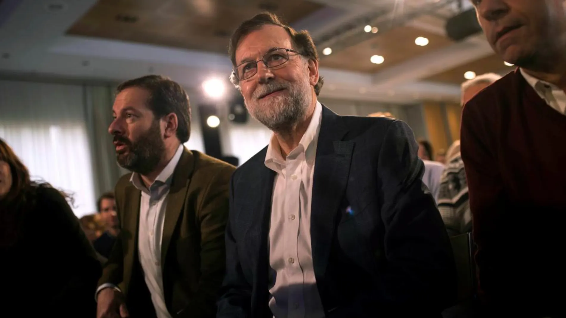 El presidente del Gobierno, Mariano Rajoy, junto a el presidente del PP de Córdoba, Adolfo Molina (i).