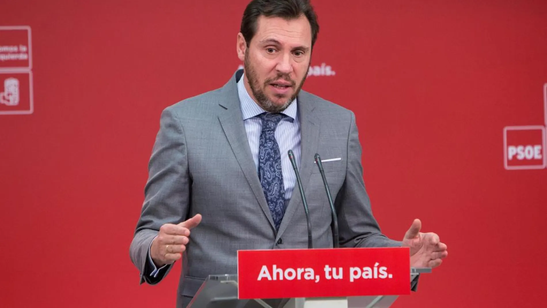 El portavoz de la Ejecutiva federal del PSOE, Óscar Puente, durante la rueda de prensa tras la reunión de la Permanente en la sede del partido, en la madrileña calle de Ferraz
