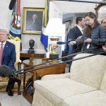 El presidente de Estados Unidos, Donald Trump, atiende a la Prensa ayer en la Casa Blanca mientras espera al emir de Qatar