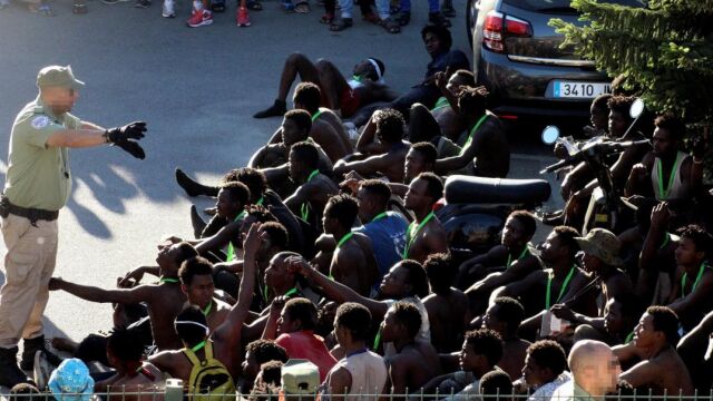Unos 400 inmigrantes subsaharianos lograron hoy acceder a la ciudad española de Ceuta tras un salto masivo a la valla fronteriza / Foto: Efe